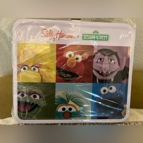 Sesame Street Vintage Style Metal clasp lunchbox - Picture 5 of 5